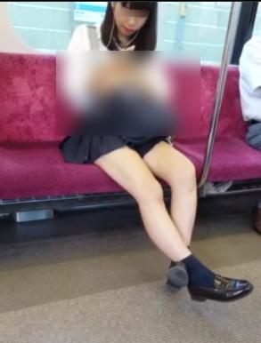 生足がえっちなJKちゃんを隠し撮り！！！