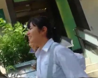 【盗撮】バレちゃった！！スカートをめくるも両手でガード☆ヤバすぎる！！