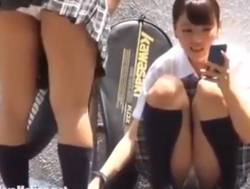 【 盗撮 】めちゃカワな内股おすわりJKのパンチラ！！！
