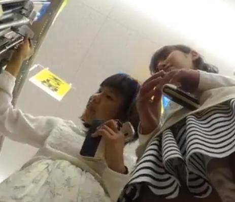 【 盗撮 】クラスで１，２を争う美少女がおケツを突き出しダブルパンチラ！！！