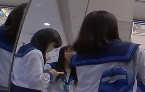 【 盗撮 】絶好のカモにされちゃった制服JKたち！！！【 逆さ撮り 】