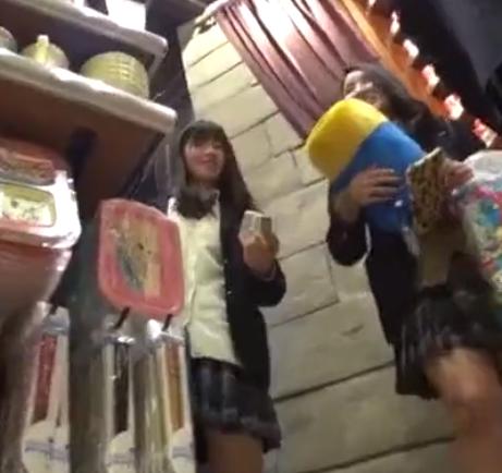 【盗撮】きゃぴきゃぴJK☆えぐるように下から盗撮！！！