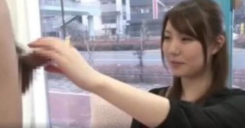 マジックミラー号で綺麗なお姉さんが、童貞ソチンを相手してあげる。
