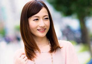 セックスがご無沙汰な極上セレブ美人妻ナンパ♪♡アンケートと称し社内に連れ込み口説き落としてカーセックスハメ撮り中出し！