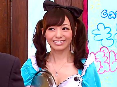 仲間に告白に来た素人男性をNTRする美少女ウェイトレス痴女♡パンチラと乳首舐めでフル勃起♡足コキとフェラと鬼シゴキで顔射