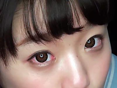 【HD高画質】黒髪色白のロリ美少女JKが耳元で淫語をささやく！フェラでご奉仕しながら足を開いて騎乗位でガン突き＆中出し！