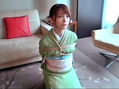 密室で緊縛拘束され奴隷調教を受ける和装の貧乳美女！乳首責めや手マンで何度もイカされ強制イラマチオで口を汚される！