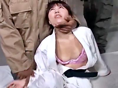 「ゃ、やめろォ…」黒人巨大マラ VS 現役黒帯空手家☆現役黒帯の腕に覚えがある女性格闘家のマンコを黒人デカチンが乱交輪姦レイプ！