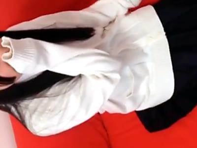 【個人撮影】とても幼いロリ系のつるぺた微乳の美少女が声を押し殺しおじさんとヤッている用に見える動画！激ピストンで中出し！