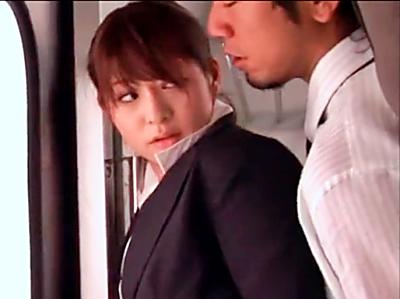 【電車痴漢レイプ】スーツ姿でも溢れる色気が男達をフル勃起！爆乳美女OLが電車内で乱交輪姦される！フェラやガン突きでアヘ顔