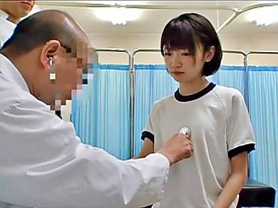 「…そこ、検査するんですか？」医者に化けた変態おじさんに好き放題いイタズラされる貧乳美少女JK！股を開きデカチン生ハメ！