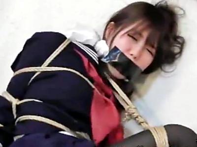 嶺生まや・縄初め・DID☆黒髪でセーラー服、黒パンストのJK美少女が猿轡をされ緊縛拘束され放置！苦しむ姿を視姦する！