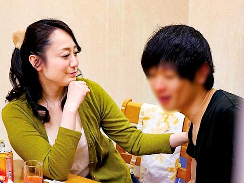 四十路ガチ口説き盗撮】熟女好きナンパ師が息子ほど歳の離れた主婦をマジナンパ！お酒の力で肉食妻を口説き落とし着衣のまま挿入！