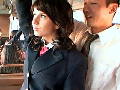 間違えたフリしてインターナショナルハイスクールバスに乗り込み痴漢する！しかし黒髪痴女の米国美少女JKがフェラ抜きで反撃！