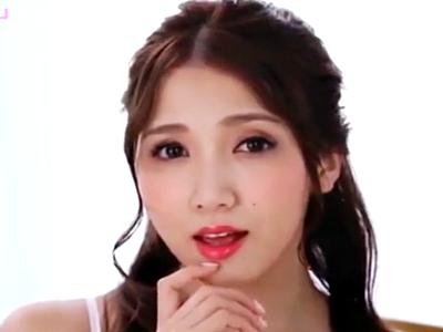 キスが上手いと評判の淫乱ドS美乳美女の濃厚ベロチュー♡強制クンニで顔面騎乗し、淫語で焦らしながら男優のデカチンを鬼シゴキ