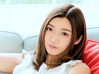 清涼感溢れるモデル美少女がイケメン男優のベロチューにメロメロ♡美乳と乳首を舐められ手マンで指イキ！激ピストンで絶頂＆胸射