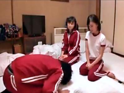 「…見たの？…そ、じゃぁ、アンタも脱いで」修学旅行で覗きがバレて土下座したら、見せっこから貧乳美少女と生ハメ生中出し！