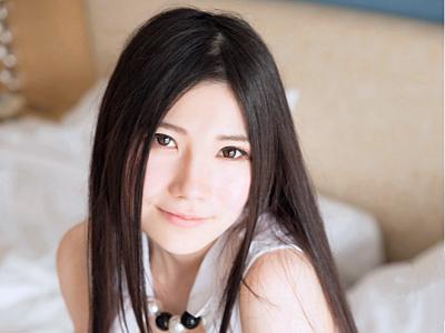 黒髪で色白美肌のロリ貧乳美少女が手マンで笑顔の潮吹き♡男優のデカチンを嬉しそうに頬張る！ベロチューと激ピストンで恍惚絶頂