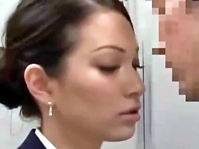 ハーフ系の巨乳美女CAが巨根の客にセンズリを見せつけられる！注意するも手コキを強要され次第に発情！生ハメ激ピストンで絶頂！