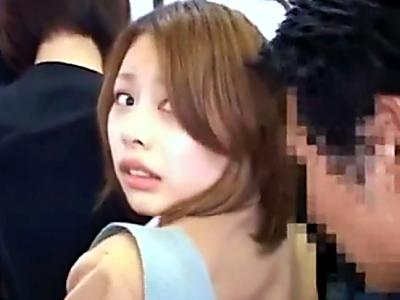 【満員電車痴漢レイプ】清純そうな巨乳美少女JKに電車内でフル勃起したチンコ見せると大興奮！そのままハメたらお掃除フェラ！