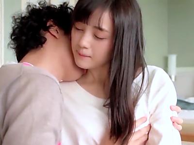 【HD高画質】清純な黒髪ロングの貧乳美少女は以外に積極的♡ベロチューとクンニで陶酔しフェラでご奉仕！激ピストンで悶絶絶頂！