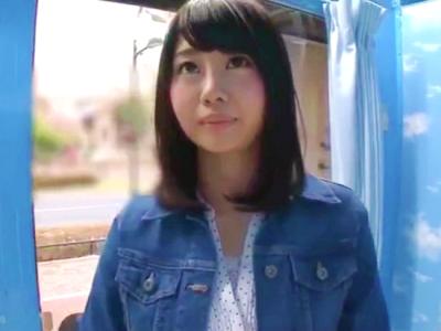 笑顔の可愛い女子大生は巨乳AV女優！！本性を知らない友人の目の前でマジックミラー号に乗り即ハメSEX&顔射！【春宮すず】