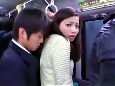 満員バス痴漢レイプ☆密着した尻にフル勃起したデカチンが美乳美女のミニスカをめくり尻コキ状態に！相手も欲情！そのまま生ハメ！