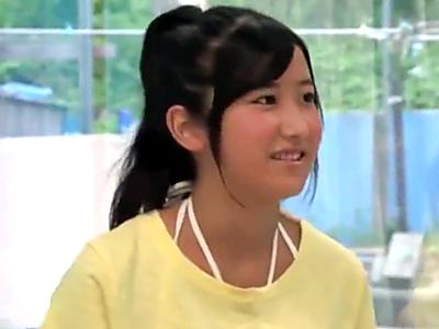ビーチに来ていた18歳のロリ系つるぺた素人美少女がマッサージで乳首ビンビン♡手マンと男優2人の3P激ピストンでイキまくり