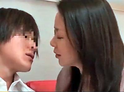 「ぅふッ…たくさん出たねぇ(*^^*)」近親相姦☆仲の良い母子で一緒にAV鑑賞させたら母が発情！息子の筆性教育と筆おろし