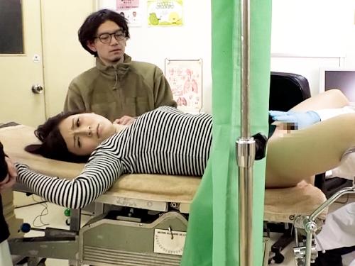【産婦人科痴漢NTR】鬼畜変態産婦人科医が巨乳美人若妻を夫の目の前で手マン治療！メス堕ち激ピストンで生ハメ種付け中出し！
