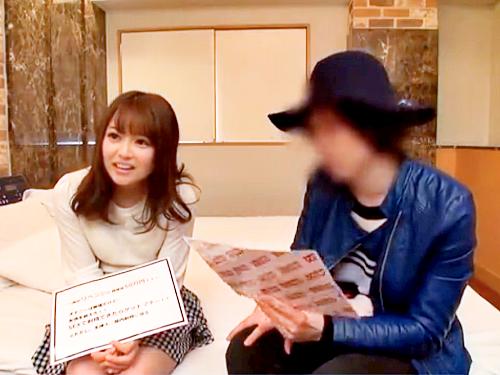 【宮沢ちはる】女友達の前でオナ抜き成功すると3万円！失敗するもセンズリ鑑賞した彼女が発情？リベンジ生ハメで種付け生中出し！