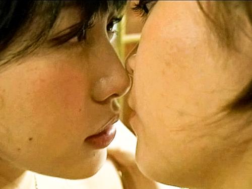 ヘンリー塚本・ネコとタチ☆電車で出会ったショートカットのスレンダー美乳美女！レズキスからの手マンとレズクンニで連続アクメ！