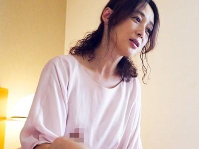 《熟女センズリ鑑賞》妖艶フェロモンを纏う色気おばさんに見つめられながらシコシコしてもらう射精