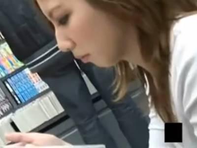 【しゃがみパンチラ】ギャルお姉さんに限界まで接近して隠し撮りを遂行する痴漢盗撮師！＜ドアップパンモロ＞