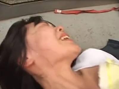 立ち入り禁止区域に入り逃げ惑う制服JKを体格で勝る男3人が性的暴行。悲痛な叫びをあげ中出しレイプ。膣内射精強姦。