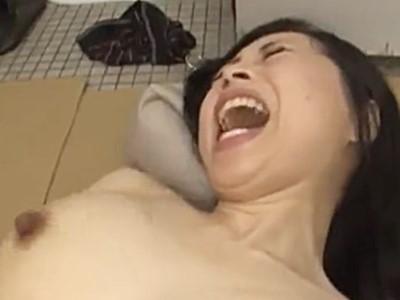 【人妻痴漢・中出し】ごく普通の主婦を公衆トイレでハメまくって種付け！巨乳で綺麗な五十路熟女を凌辱！！