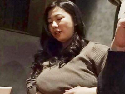 《デカパイ熟女》ほど良い肉厚の豊満おっぱい爆乳おばさん♡！スライムの如き乳を持つぽっちゃり人妻と3P乱交中出しセックス！