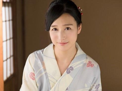 【古川いおり】和服が似合う美人家政婦！優しく丁寧な腰振り騎乗位と手コキで抜いてくれるご奉仕巨乳お姉さん！！