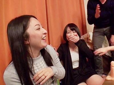 人妻ナンパ『やだあ♥出てるwww』包茎好きな熟女に集団オナニー見せつけ！興奮を隠せない巨乳おばさん！！