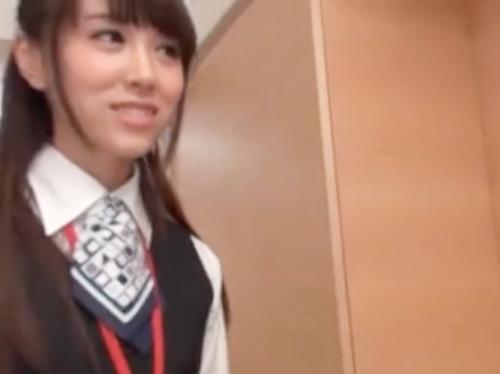 おっとり系の天然美人OLが撮影スタッフにセクハラ痴漢されてしまう！制服スカートを捲ってパンティ露出させおっぱい揉みしだく