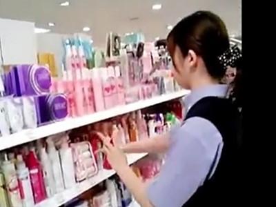 《パンチラ盗撮》化粧品売り場のショップ店員お姉さん！ロリ童顔美少女のスカートにカメラを突っこみ逆さ撮り！【素人個人撮影】