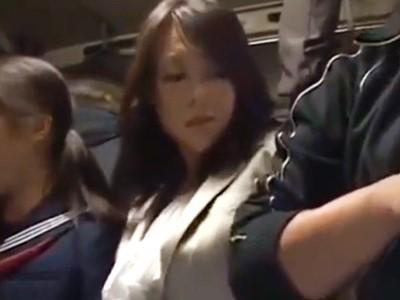 《人妻痴漢》オッパイを肘で触ってくる強姦魔！狙われた母娘が凌辱され中出しレイプで犯される巨乳人妻お母さん【熟女/羞恥】
