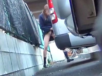 《素人JK×野外放尿》トイレが間に合わず駐車場で隠れておしっこお漏らしするマ●コ露出女子校生を盗撮！！