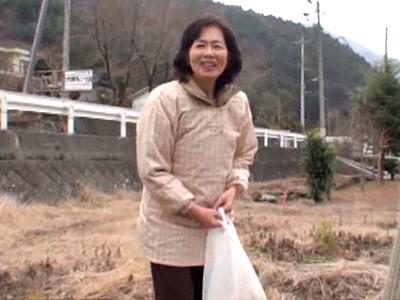 《大竹かずよ/田舎のおばさん》地方農家の素敵な五十路熟女♡コタツをどかして割烹着姿で突かれる中出しセックスを披露！