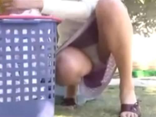 【人妻・熟女】お隣に越してきた美人奥様がパンチラしながら下着や洗濯物を干す姿がエロすぎて覗き見する男！！