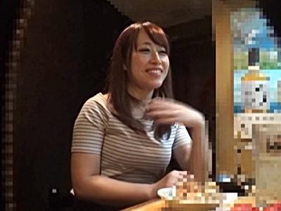 《人妻ナンパ》飲み屋でアラサーの素人熟女をナンパしてお持ち帰り！美魔女な奥さんのセックスを勝手に盗撮した寝取られビデオ！