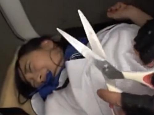 【レイプ】お父さんの言いつけを守らず夜間に1人で外出した女子校生が痴漢に狙われ逃げ惑うが拉致されてしまう…。