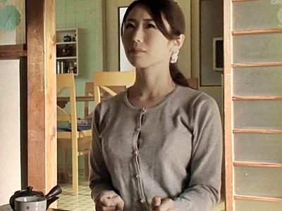 《熟女》清楚系の巨乳な奥様が町内会のグアム旅行で日焼けエロおばさんに変身。淫らな行為を繰り返す美魔女【篠田あゆみ】