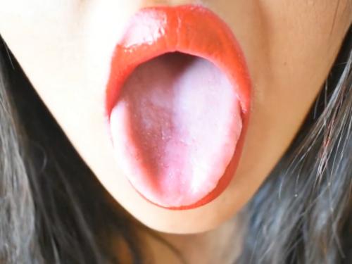 若い女の子の真っ赤な唇と舌を間近で堪能するエロ過ぎ動画に妄想が膨らむ！