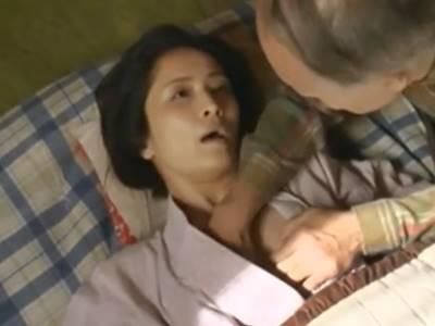 【ヘンリー塚本】貧乏な中年熟女が娘との生活のために身体を売って生計を立てる貧困アパートエロドラマ